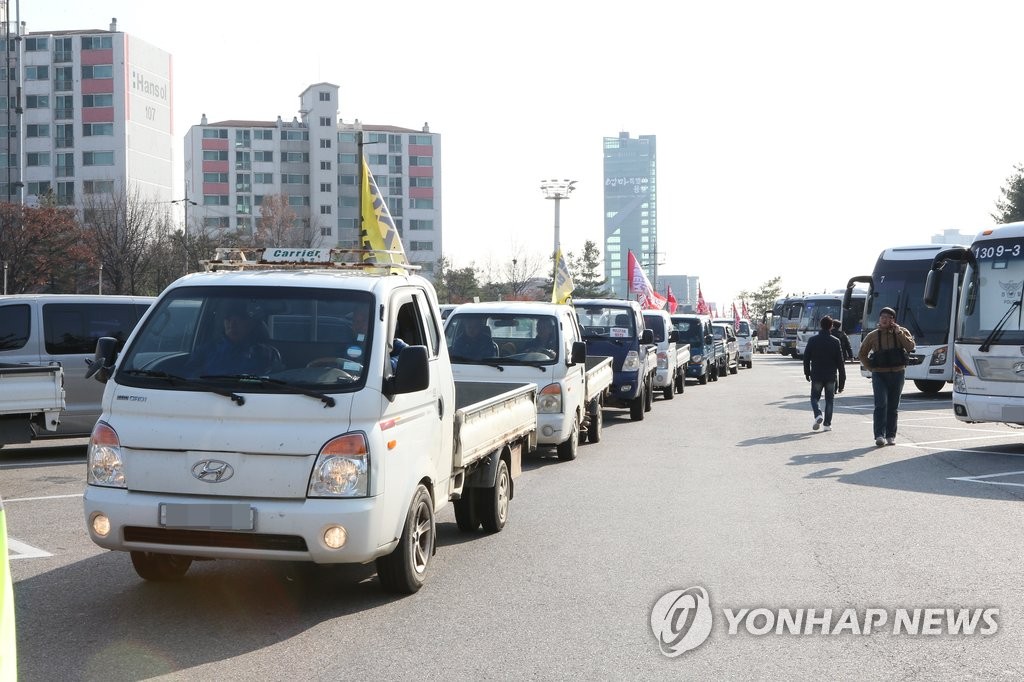'상경투쟁' 트럭 죽전휴게소로 속속 집결