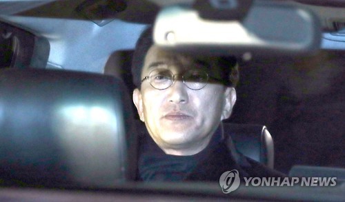 현기환 검찰조사 마치고 귀가