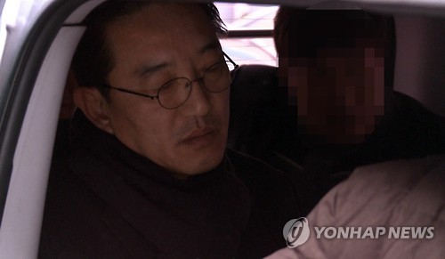 영장실질심사 받으러 병원 나서는 현기환 전 수석