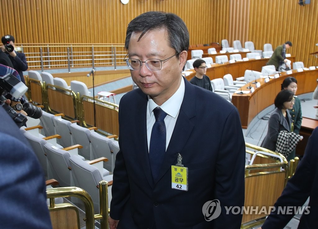 청문회 마친 우병우 (서울=연합뉴스) 황광모 기자 = 우병우 전 청와대 민정수석이 23일 오전 국회에서 열린 박근혜 정부의 최순실 등 민간인에 의한 국정농단 의혹사건 진상규명을 위한 국정조사 5차 청문회 종료가 선포된 뒤 청문회장을 떠나고 있다. 2016.12.23 hkmpooh@yna.co.kr