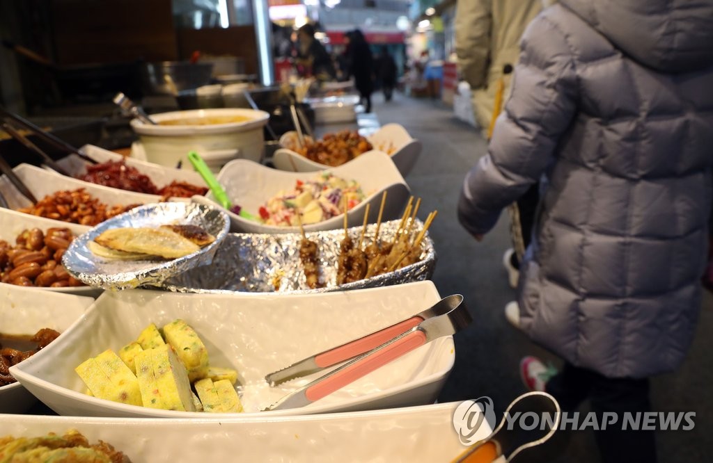서울 종로구 통인시장의 한 반찬가게