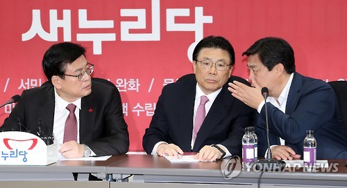 얘기나누는 새누리당 원내대표단