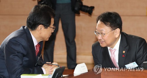 경제부총리와 여당 정책위의장 대화