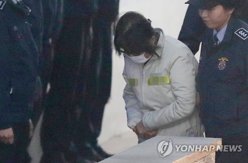 고개 숙인 최순실
