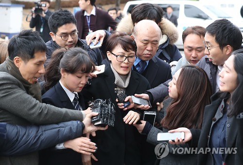 질문세례 받는 윤전추
