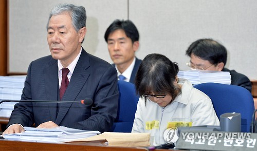 고개 숙인 최순실