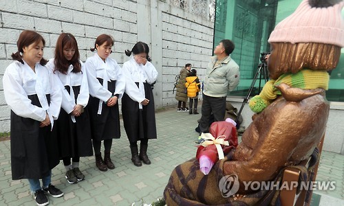 한복 입고 소녀상에 묵념