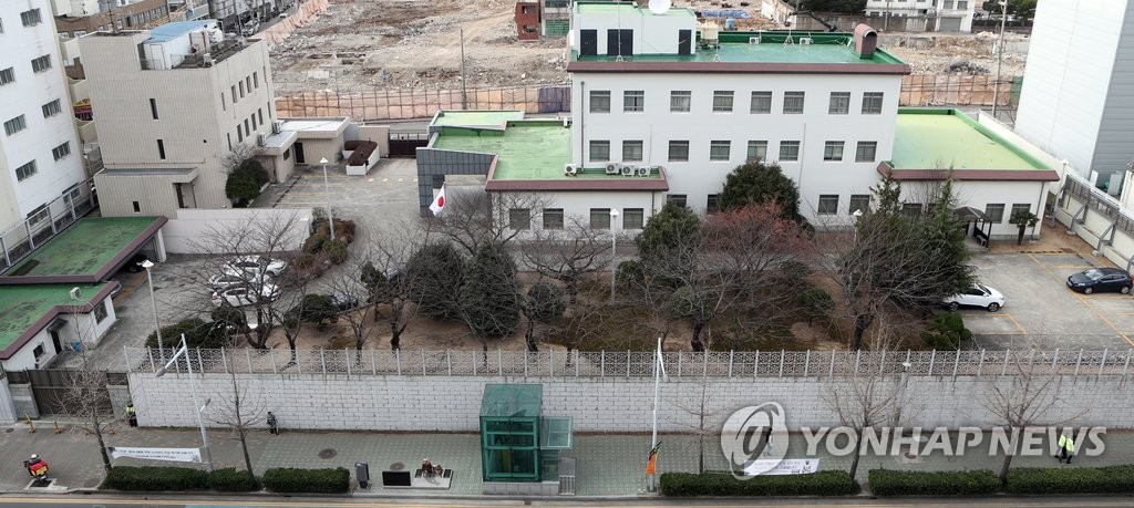 외교 갈등에 무겁게 가라앉은 일본영사관