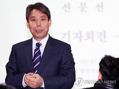 기자회견하는 신문선
