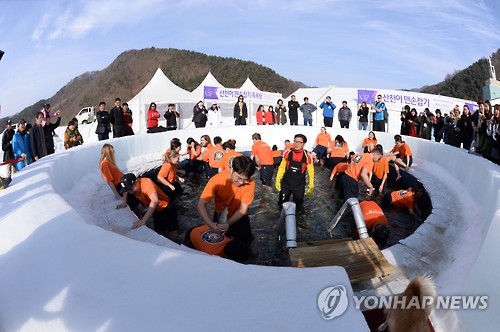 화천산천어축제 앞두고 맨손 잡기 즐기는 외국인들