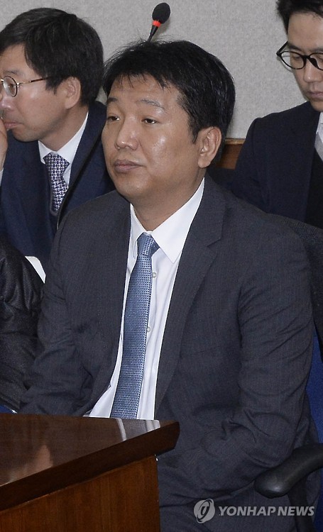 공판 참석한 김영수