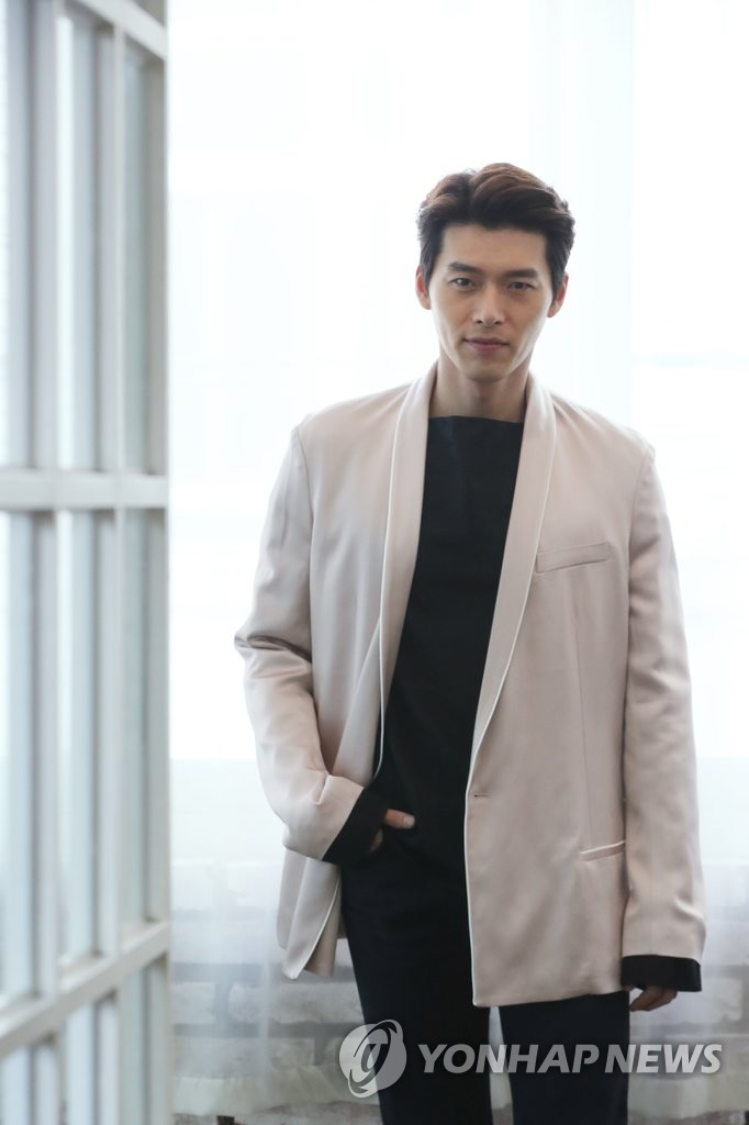 현빈, 심쿵 눈빛 (서울=연합뉴스) 강민지 기자 = 배우 현빈이 11일 오후 서울 종로구 팔판동의 한 카페에서 인터뷰에 앞서 포즈를 취하고 있다. 2017.1.11 mjkang@yna.co.kr
