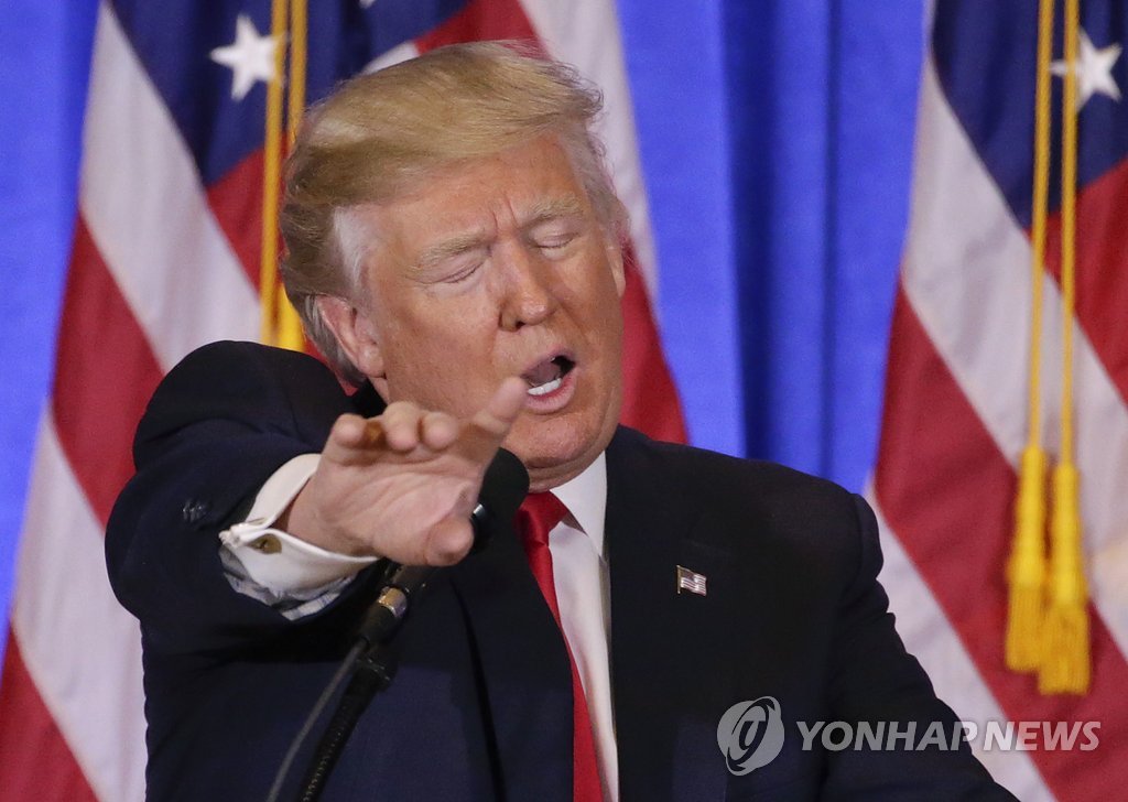 전쟁같은 첫 기자회견…질문받는 트럼프