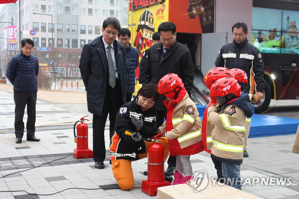 소방안전 교육을 받는 어린이들