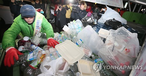 쓰레기 정리하는 청결지킴이 어르신