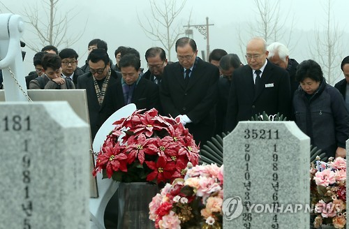 천안함 묘역 둘러보는 반기문