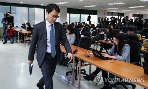 굳은 표정으로 회견장 떠나는 이규철 특검보