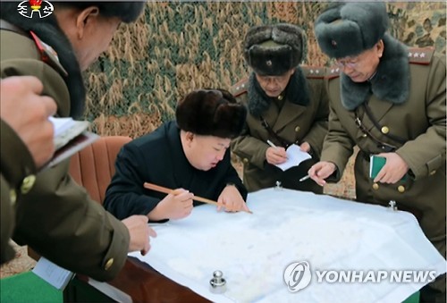 北 김정은, 새해 첫 군부대 시찰
(서울=연합뉴스) 김정은 북한 노동당 위원장이 새해 들어 처음으로 군부대를 시찰했다. 북한 조선중앙TV는 "김정은 동지께서 조선인민군 제233 군부대직속 구분대를 시찰하시였다"며 중대의 싸움준비와 훈련실태를 점검했다고 19일 보도했다. 2017.1.19 << 국내에서만 사용가능. 재배포 금지. For Use Only in the Republic of Korea. No Redistribution >>
nkphoto@yna.co.kr