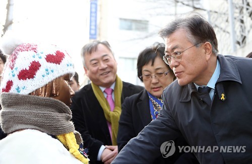 부산 소녀상 찾은 문재인 (부산=연합뉴스) 조정호 기자 = 문재인 더불어민주당 전 대표가 20일 오후 부산 동구 일본영사관 앞에 있는 평화의 소녀상을 둘러보고 있다.