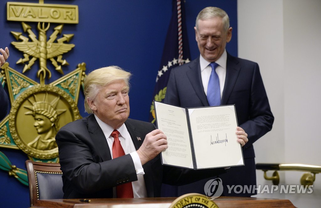 트럼프 대통령(좌)과 매티스 국방장관