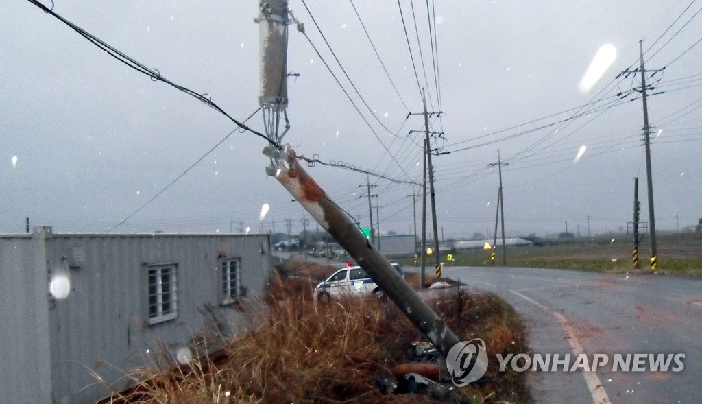 차량 사고로 꺾인 전신주