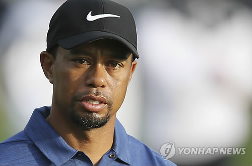 두바이 데저트 클래식 1라운드를 치르는 우즈.