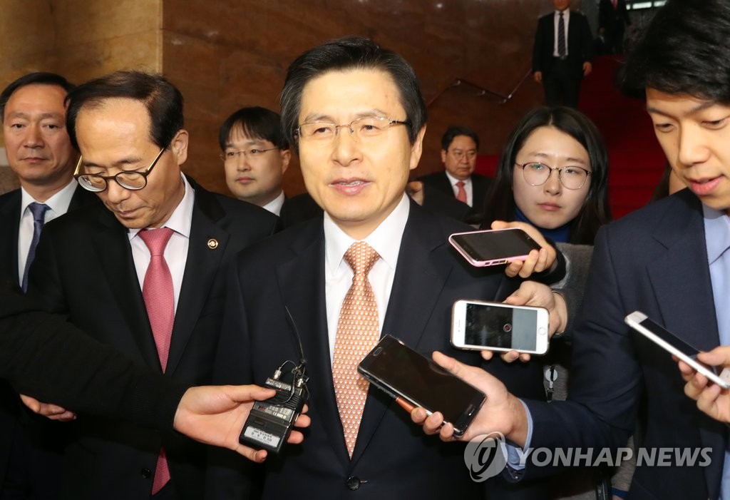 황교안, '대답 대신 미소'