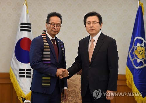황 대행, 필리핀 법무수석 악수