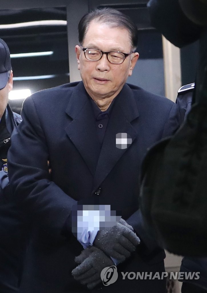 호송차에서 내리는 김기춘