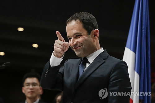 활짝 웃는 브누아 아몽