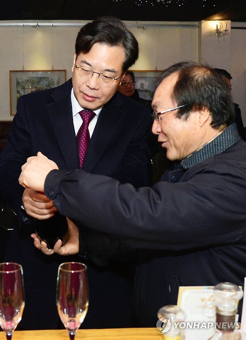 와인 살펴보는 송언석 기재부 차관