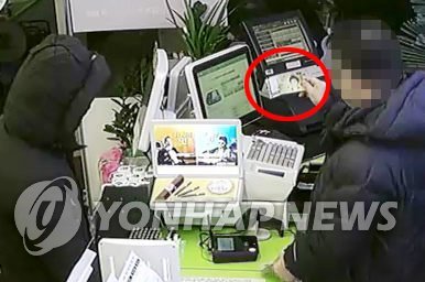 위조지폐 의심하는 편의점 직원