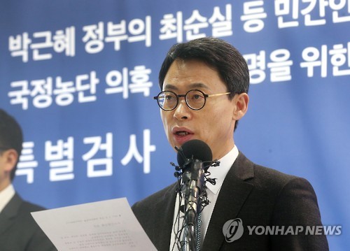 (서울=연합뉴스) 서명곤 기자 = '최순실 게이트'와 박근혜 대통령의 비위 의혹을 수사중인 박영수 특별검사팀 대변인 이규철 특검보가 6일 오후 서울 강남구 대치동 특검 기자실에서 열린 브리핑에서 취재진의 질문에 답하고 있다. 2017.2.6 seephoto@yna.co.kr