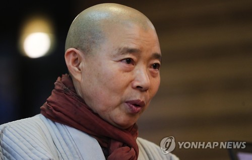 인터뷰하는 정관 스님 (서울=연합뉴스) 류효림 기자 = 백양사 천진암 주지 정관 스님이 6일 오후 서울 종로구 수송동의 한 카페에서 연합뉴스와 인터뷰를 하고 있다. 2017.2.6 ryousanta@yna.co.kr