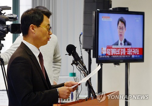 브리핑하는 이규철 특검 대변인