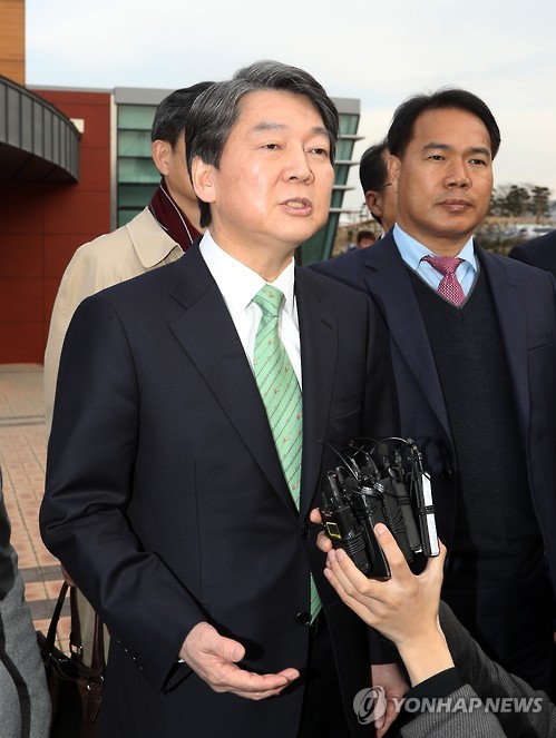 기자회견하는 안철수 전 대표