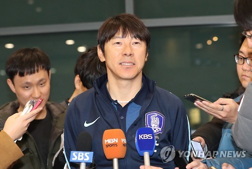 인터뷰하는 신태용 감독