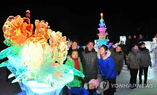 북한 김정일 생일 앞두고 대규모 얼음조각축제
(서울=연합뉴스) 북한 노동당 기관지 노동신문이 "광명성절 경축 얼음조각축전(축제) '영원히 한길을 가리라'가 지난 6일 삼지연군에서 성황리에 개막되였다"고 8일 보도했다. 2017.2.8 << 국내에서만 사용가능. 재배포 금지. For Use Only in the Republic of Korea. No Redistribution >>
nkphoto@yna.co.kr