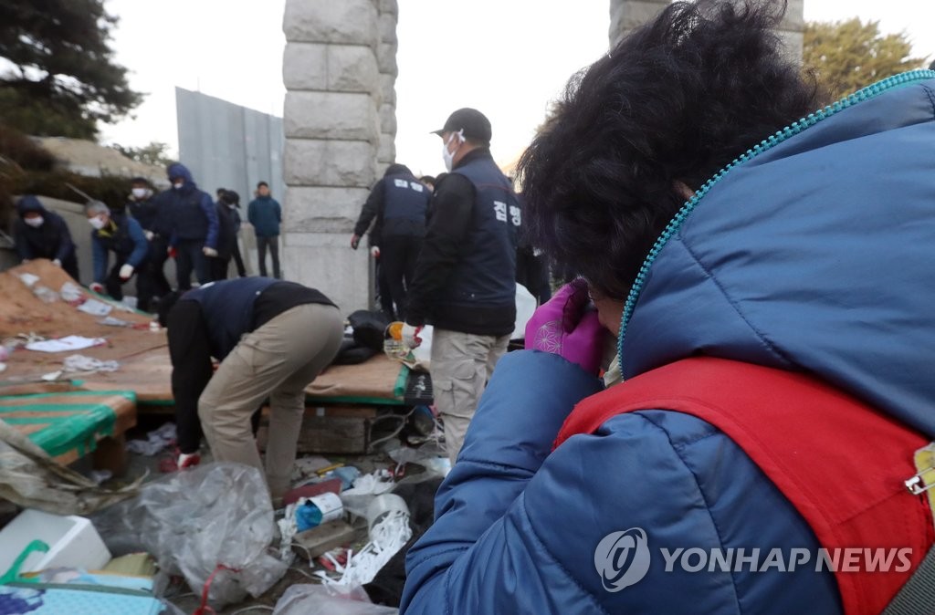 눈물 흘리는 청소노동자