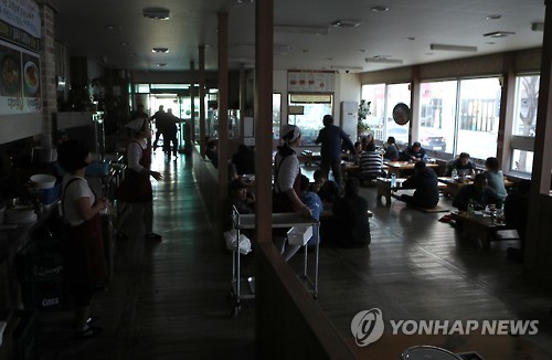 어둠속 점심…신도시 정전사고