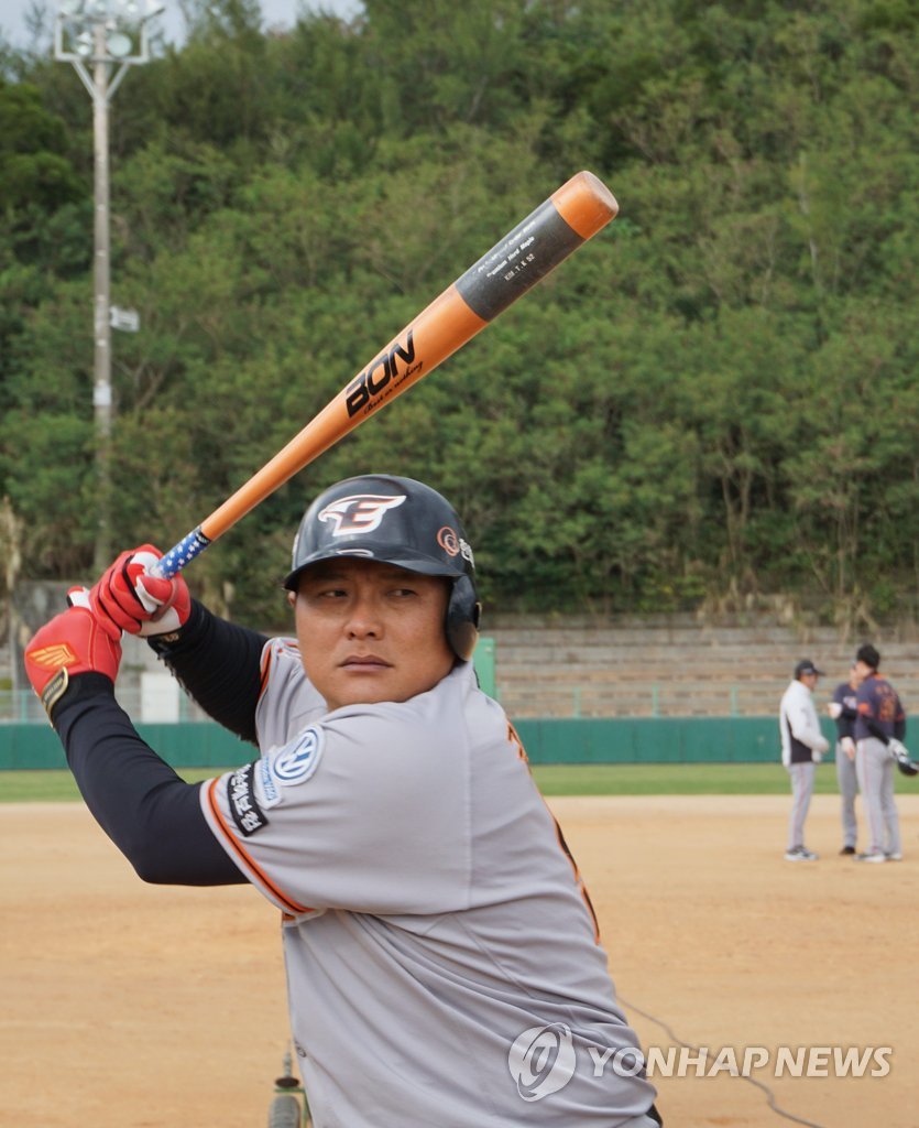 타격 훈련하는 김태균