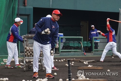 타격훈련 돕는 김기태 KIA 감독