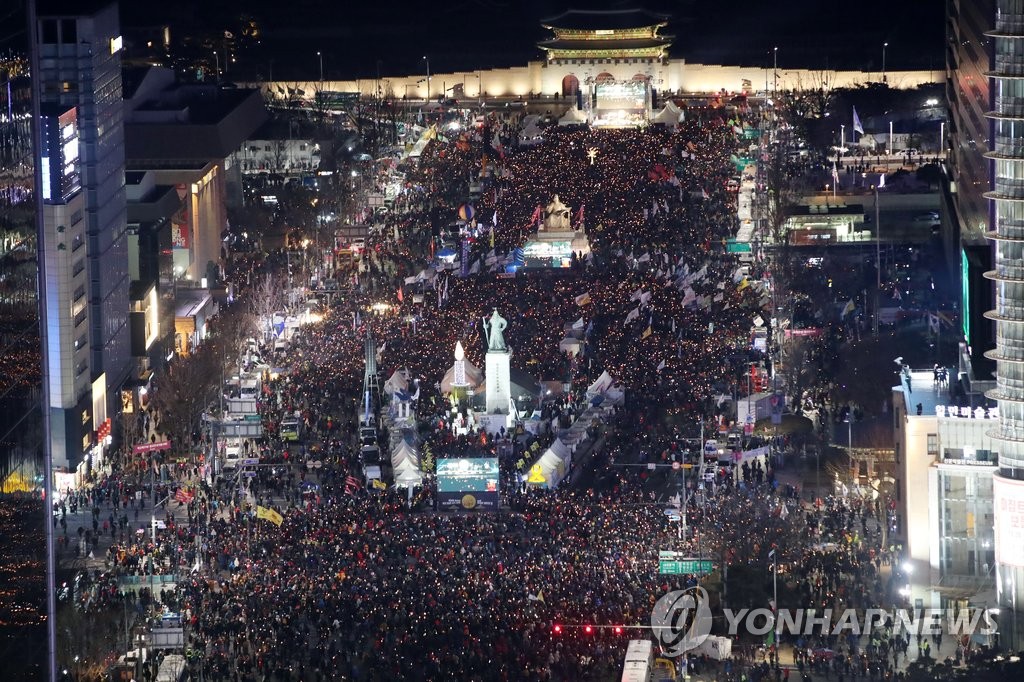 실제로 최근에는 '중국이 한국 내 유학생 6만명을 촛불집회에 몰래 참석시켰다'라는 내용의 가짜뉴스가 제작돼 퍼지기도 했다. [연합뉴스 자료사진]