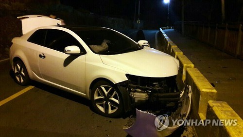 승용차가 오르막길 추락방지턱 충돌…1명 사망