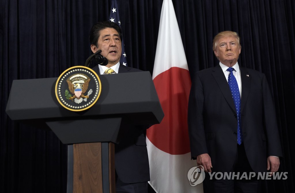 北미사일 영향 日 아베 지지율 66% 고공행진