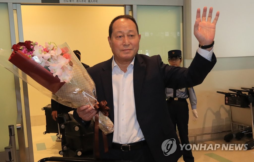 꽃다발 든 김인식 감독