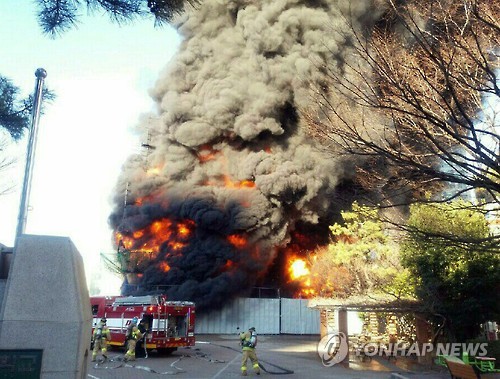 중학교 증축공사 건물 삼키는 불길