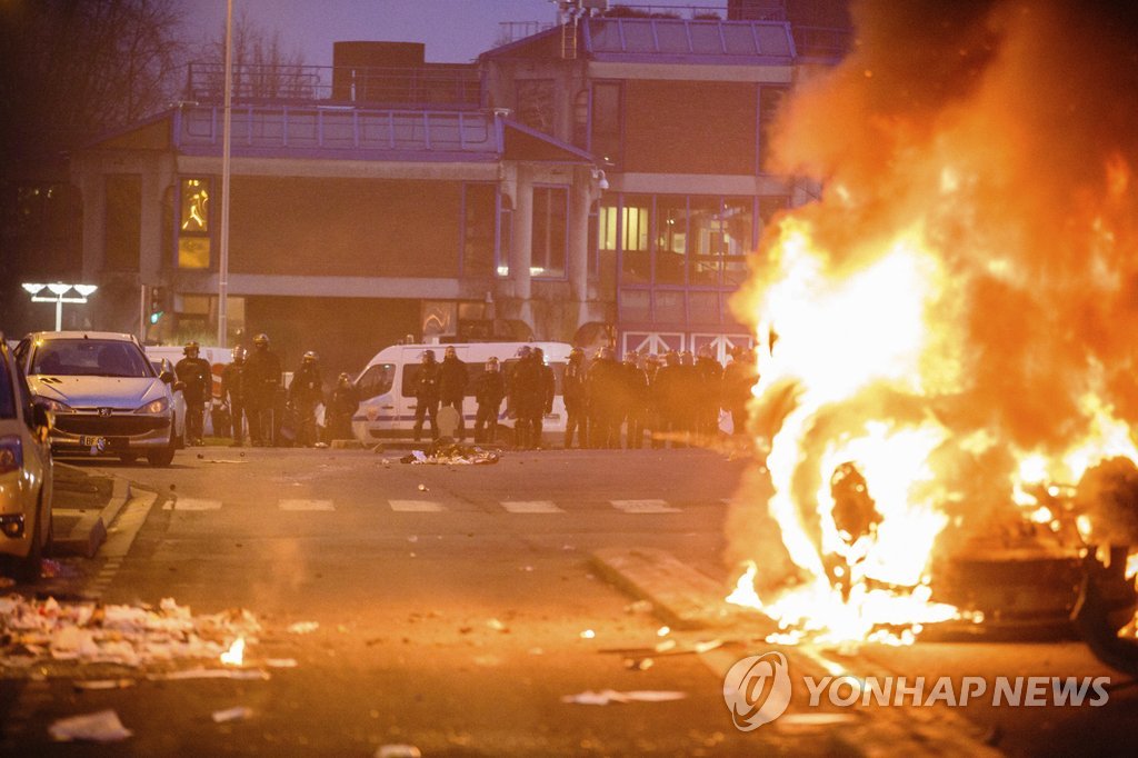 파리 근교 시위 격화…불타는 승용차