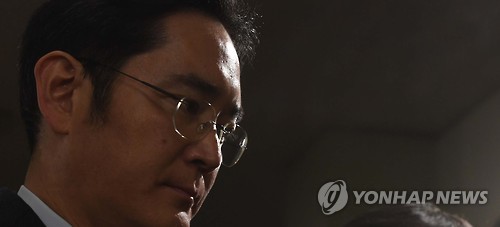 굳은 표정의 이재용