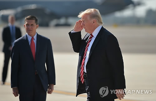 지난 6일 중부군사령부 방문 당시의 도널드 트럼프(오른쪽) 대통령과 마이클 플린